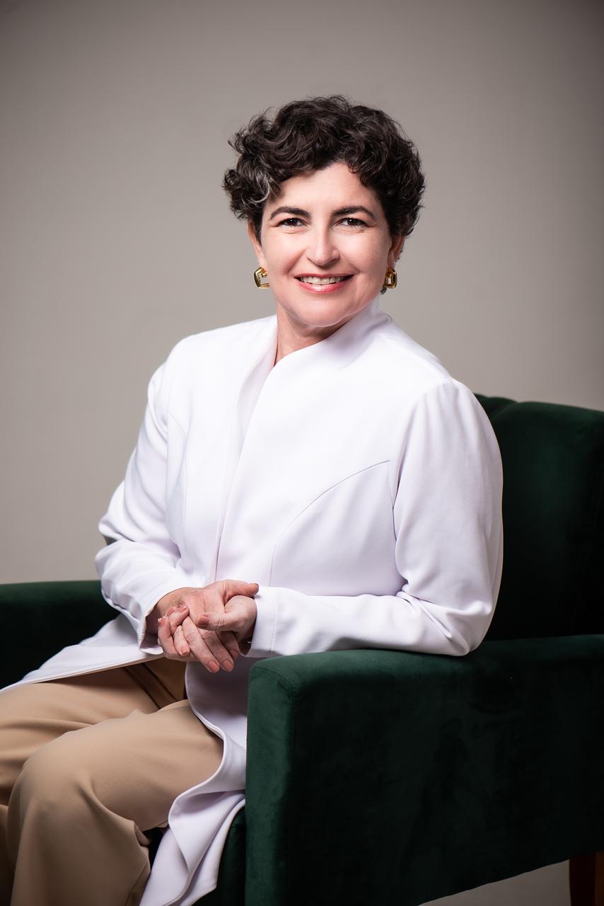 Dra. Cláudia Chaves no consultório